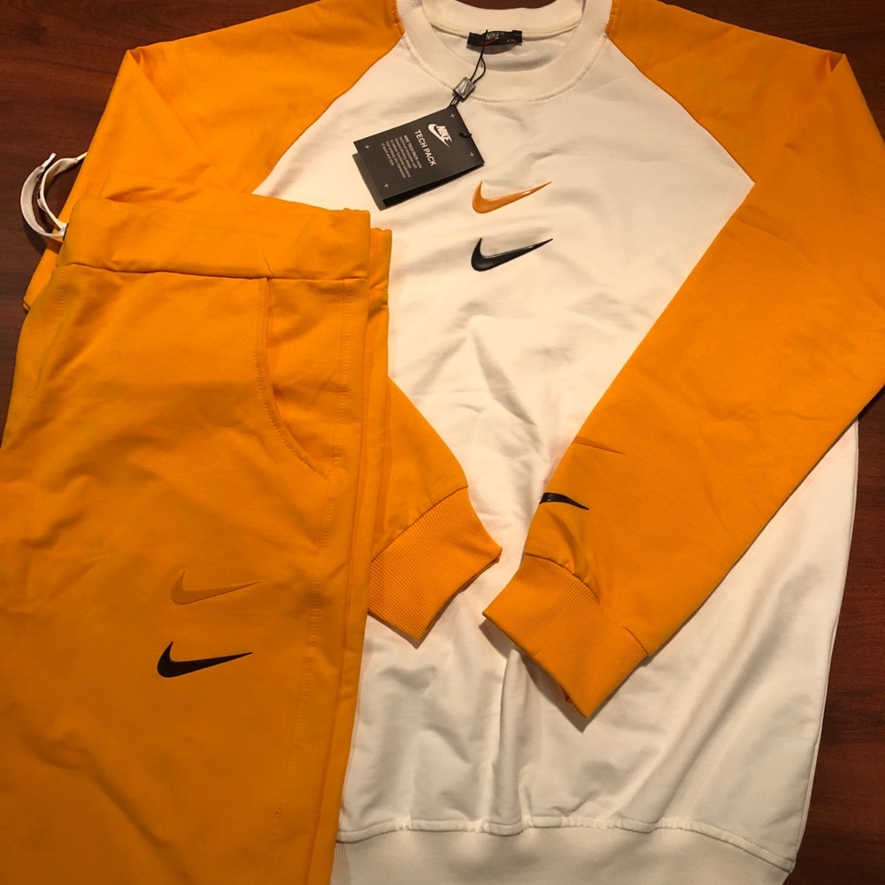 Men’s Nike sweater and sweatpants set